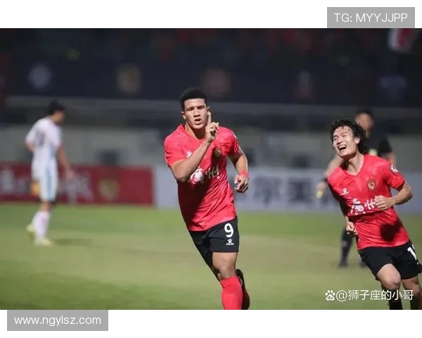 全球足球巨星崛起之路：从草根到顶尖球场的励志故事与奋斗精神